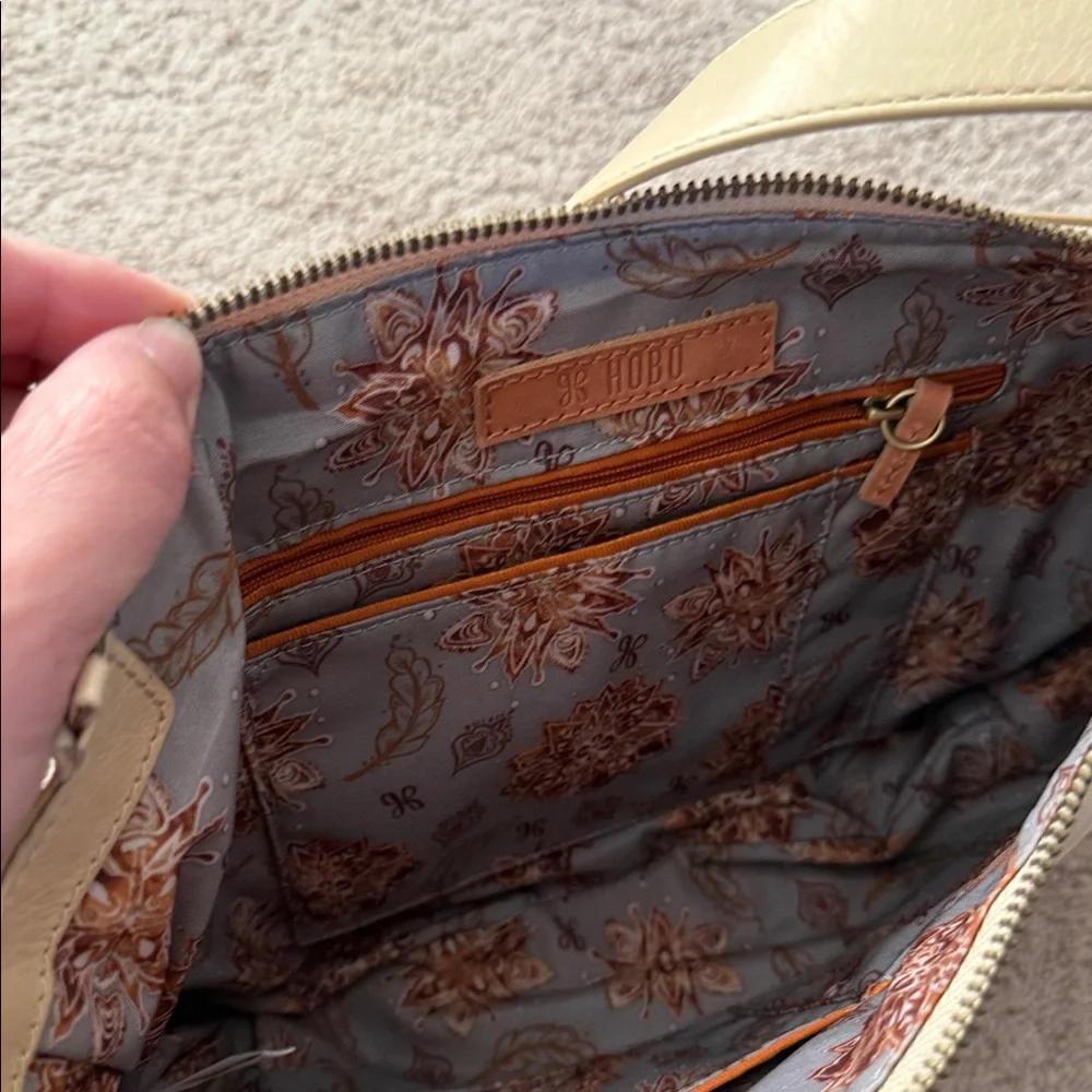 HOBO Cream Leather Shoulder Bag - Picture 3 of 3